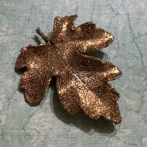 VINTAGE GOLD TONE LEAF BROOCH